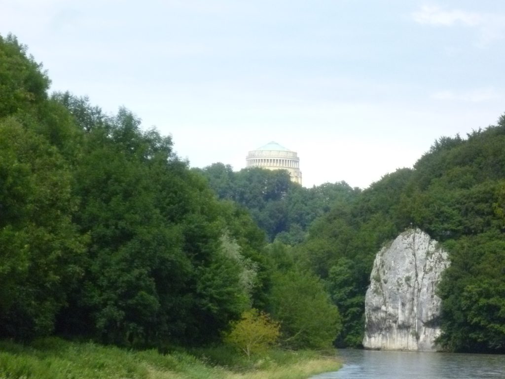 Blick auf die Freiheitshalle in Kelheim
