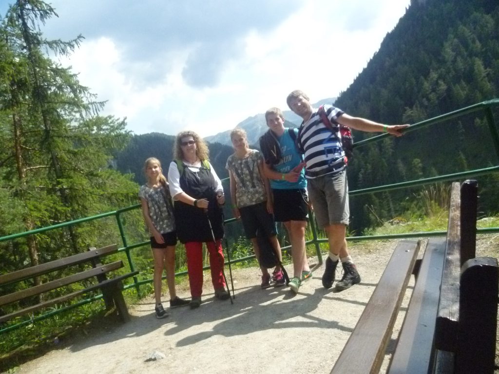 Vor der Eishöhle - im Hintergrund: Chopok