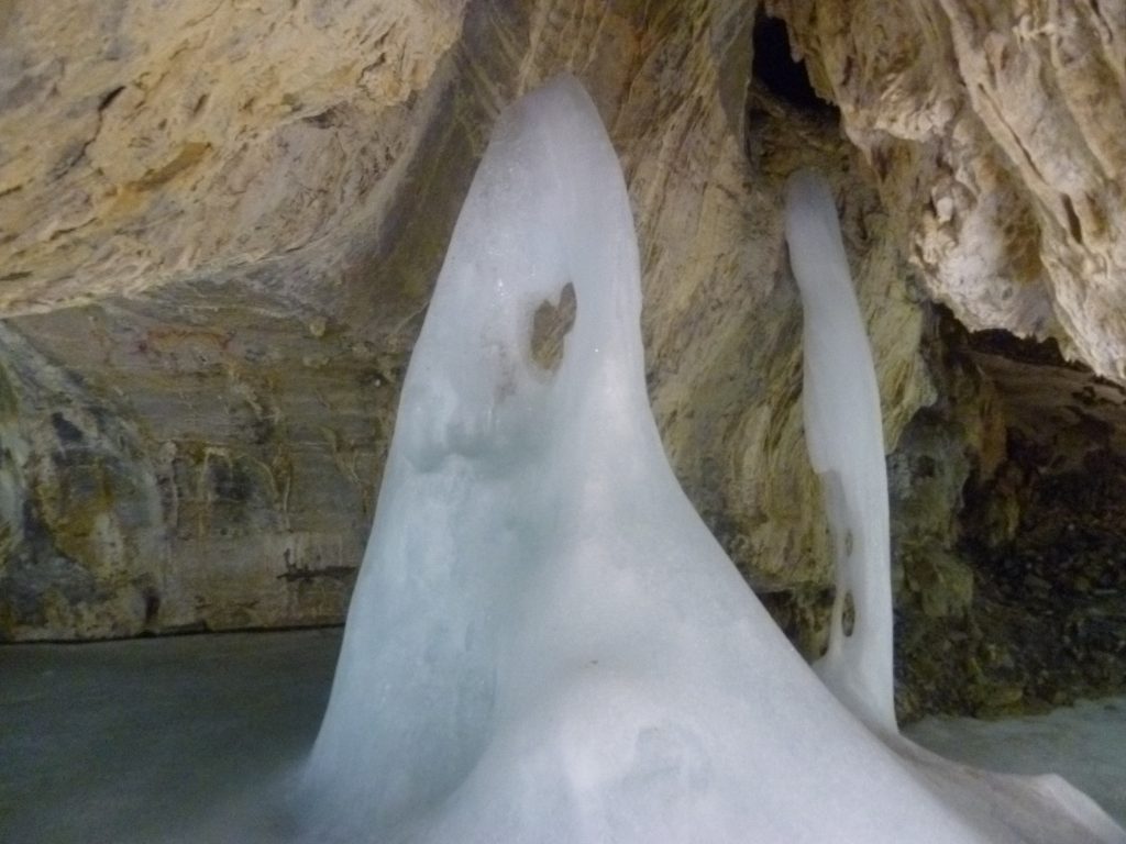 In der Eishöhle