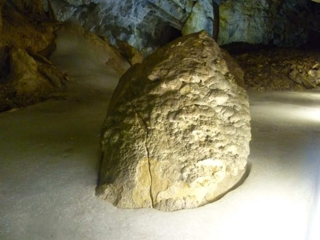 In der kalten Eishöhle
