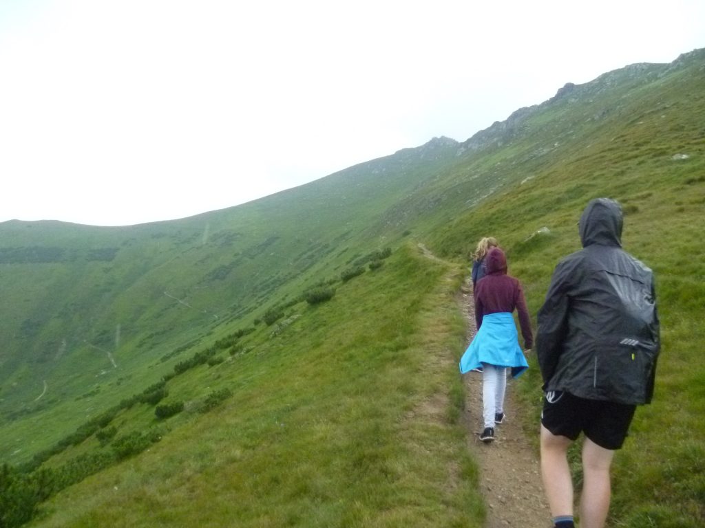 Wanderung vom Berg hinunter nach Jasna