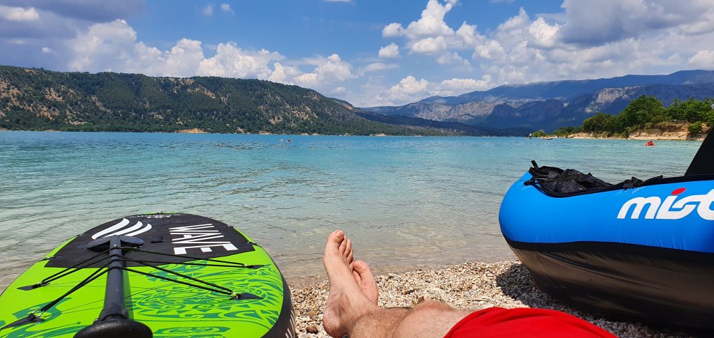 Stand-up-paddling und kajaken auf dem See