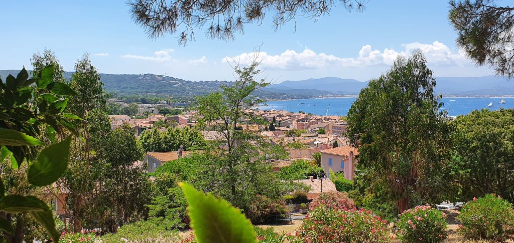 Blick auf St. Tropez in Höhe der Citadelle