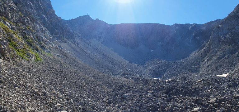 Blick hinauf zum Valluga-Grat