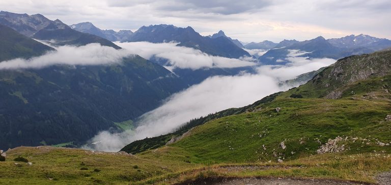 Blick von der Leutkircher Hütte nach St. Jakob und St. Anton